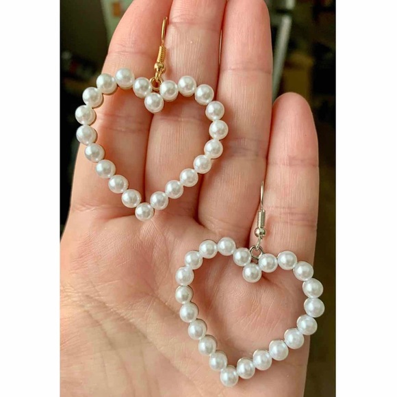 🛑3 for $10 MUST GO SALE Silver Heart Pearl Outline Drop Earring - Picture 4 of 6